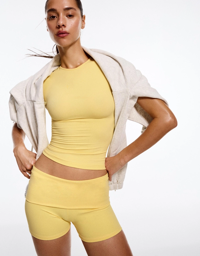 Шорты из высокотехнологичной ткани с отворотом на поясе