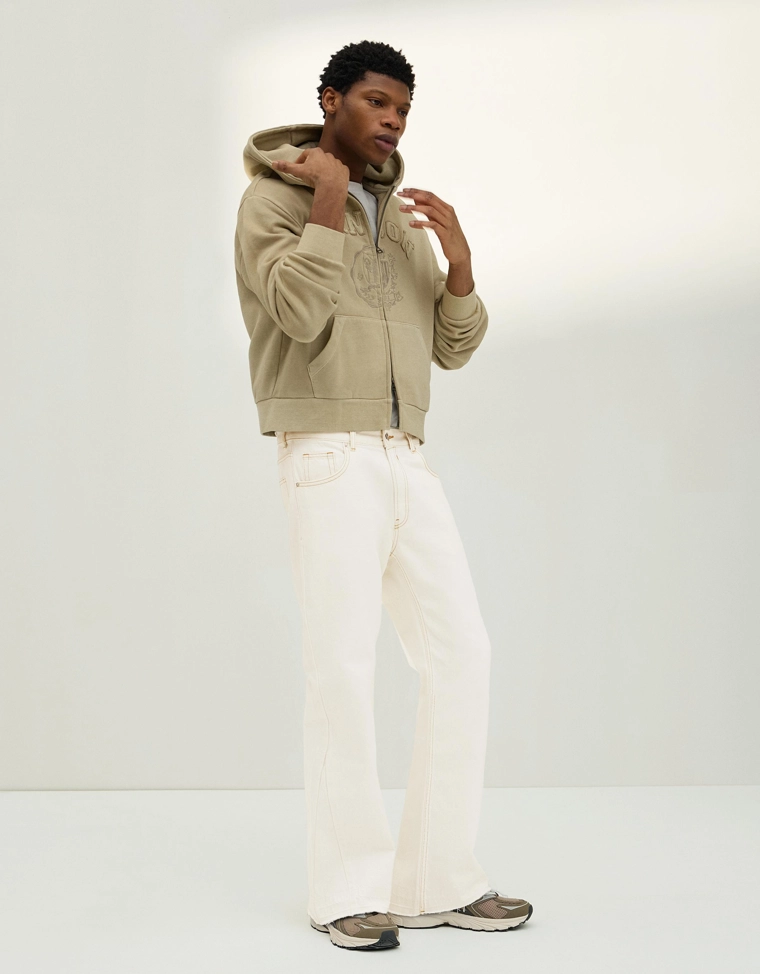 Расклешенные джинсы прямого кроя