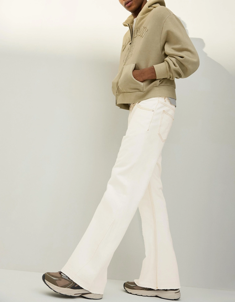 Расклешенные джинсы прямого кроя