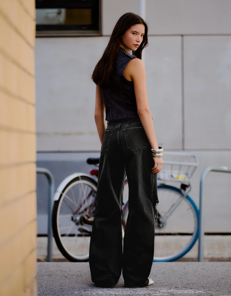 Джинсы с широкими штанинами, высокой посадкой и разрезами