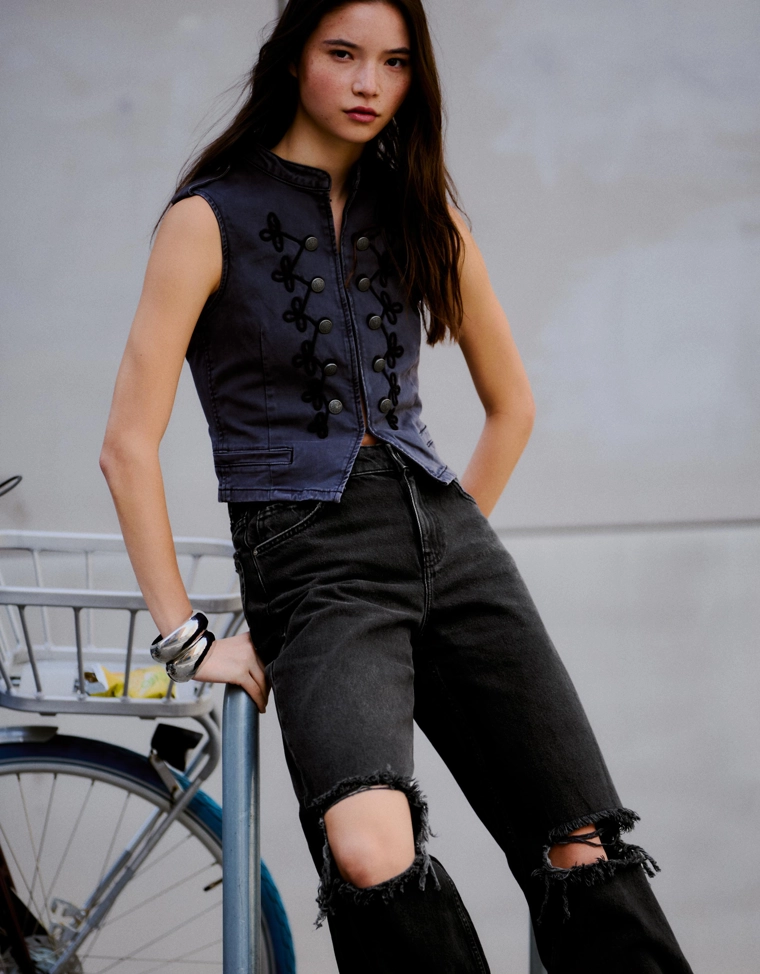 Джинсы с широкими штанинами, высокой посадкой и разрезами