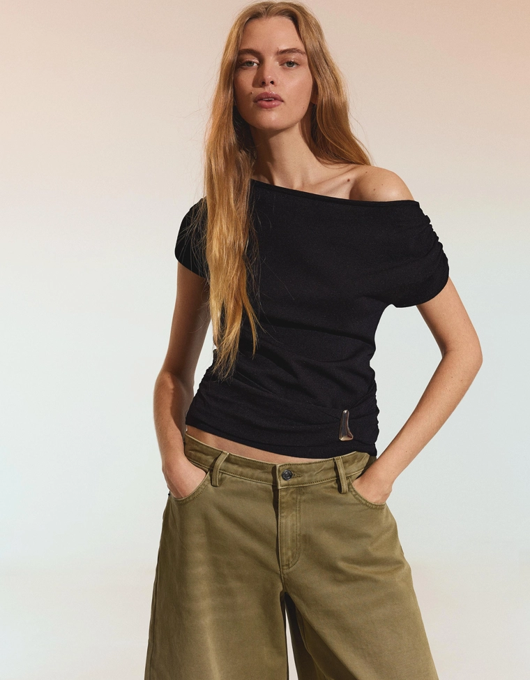 Футболка асимметричного кроя с поясом