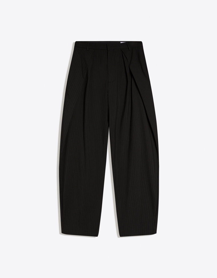 Брюки очень свободного кроя с защипами