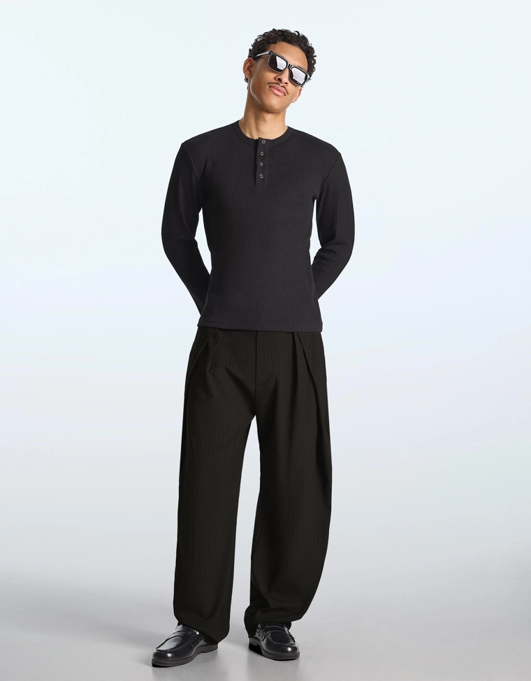 Брюки очень свободного кроя с защипами