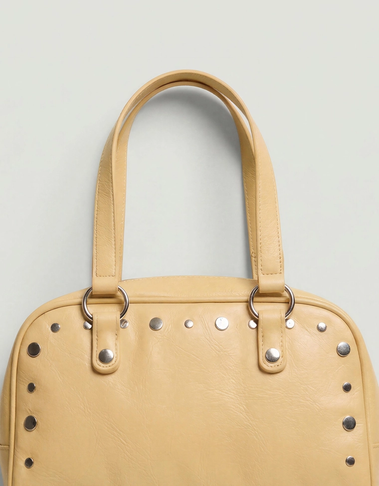 Сумка-боулинг с заклепками