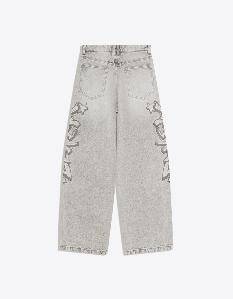 Джинсы свободного кроя с нашивкой