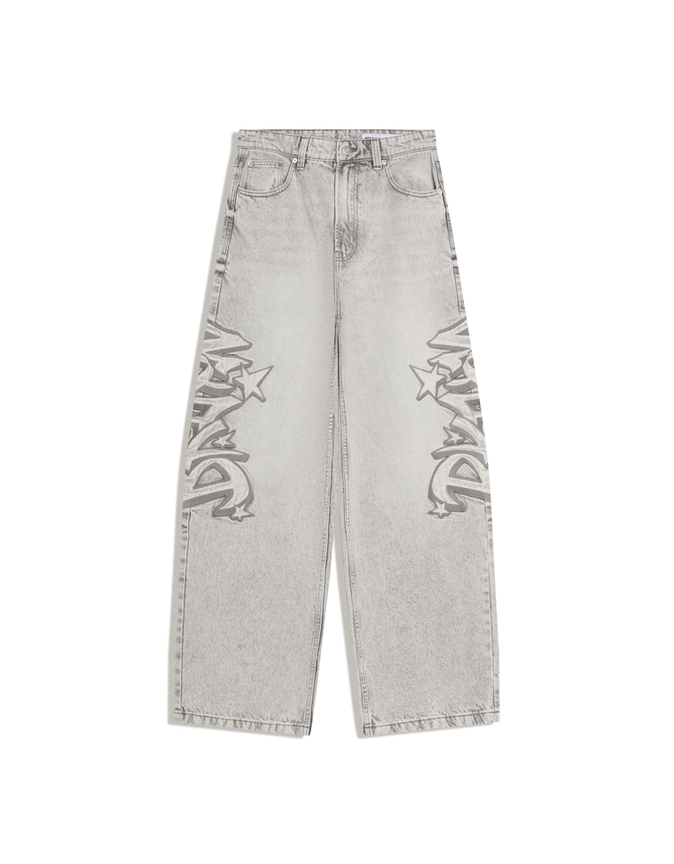 Джинсы свободного кроя с нашивкой