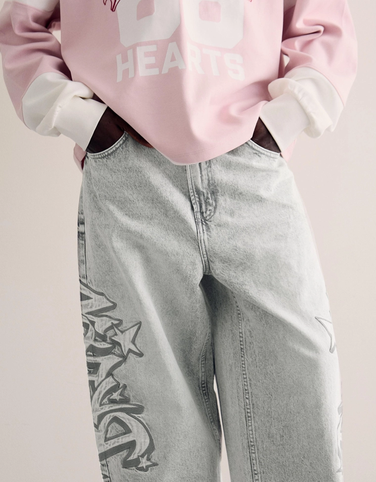 Джинсы свободного кроя с нашивкой