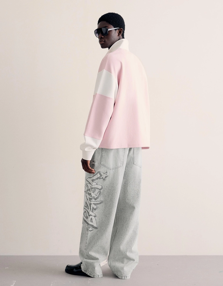 Джинсы свободного кроя с нашивкой