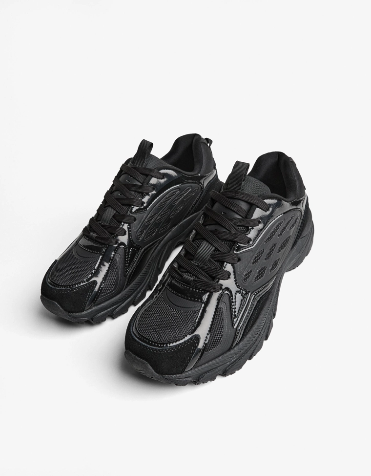 Спортивная обувь из нескольких материалов