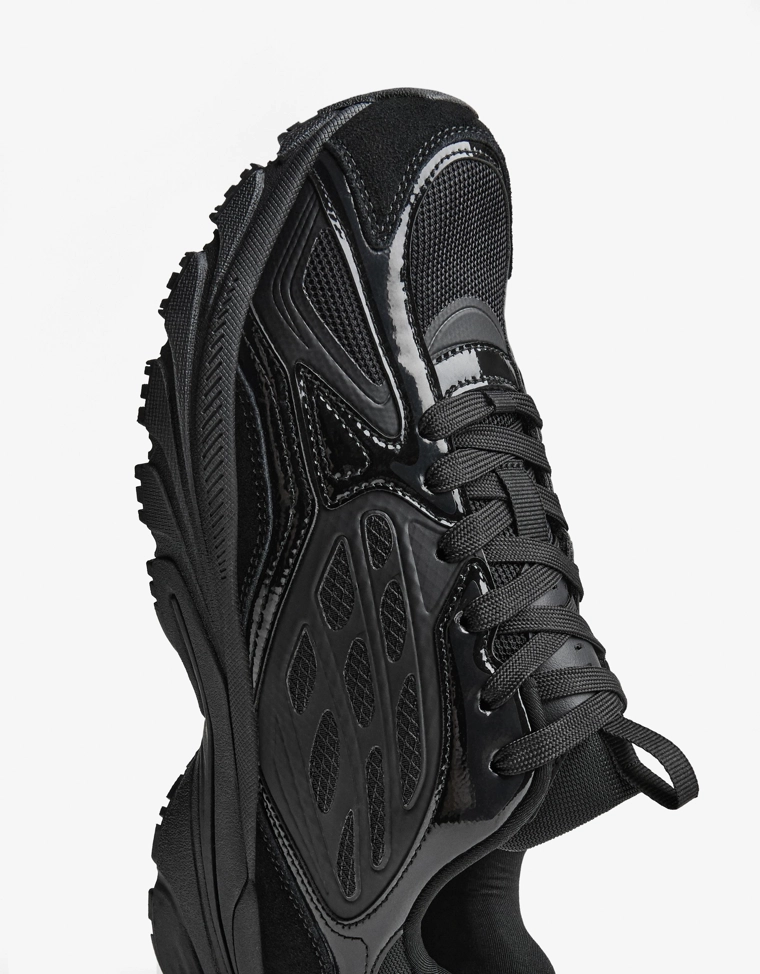 Спортивная обувь из нескольких материалов