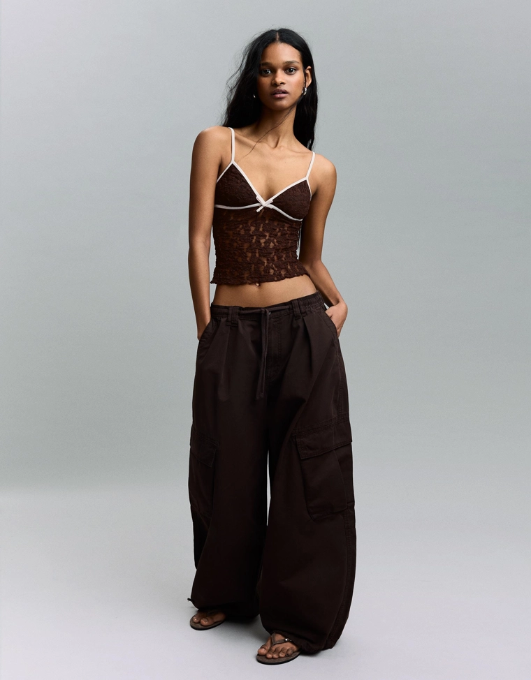 Топ на бретелях с кружевом и бантом