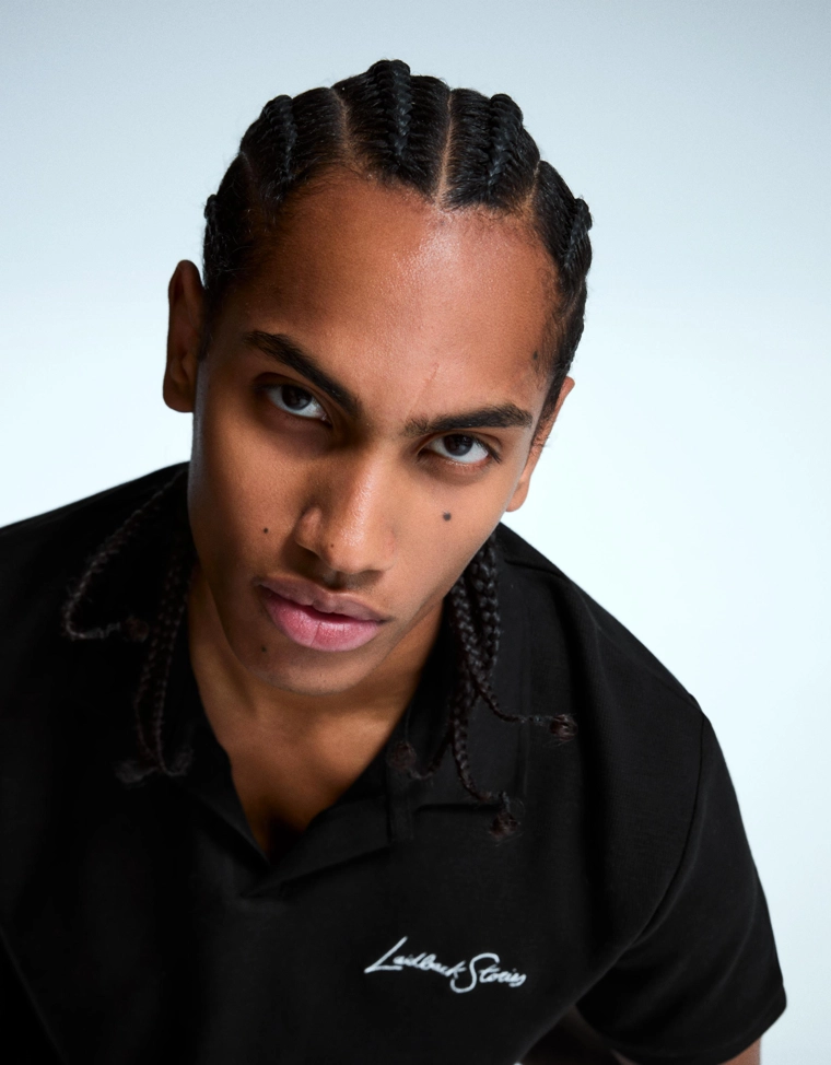 Поло с короткими рукавами и вышивкой