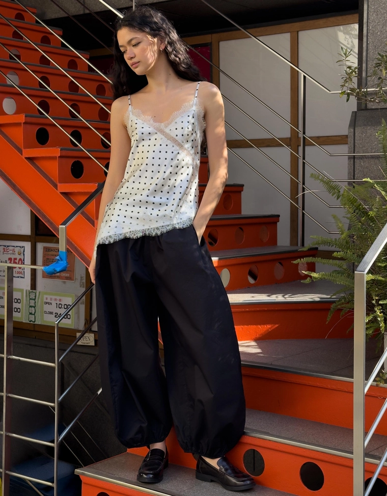 Топ из сатина на бретелях с асимметричным кружевом