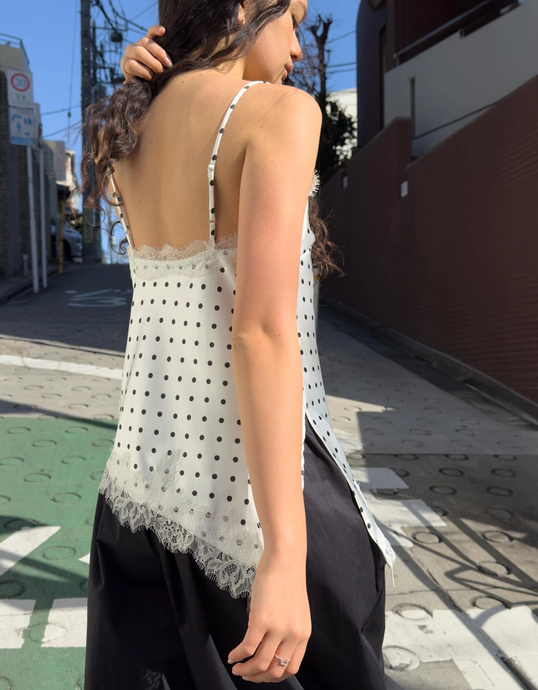 Топ из сатина на бретелях с асимметричным кружевом