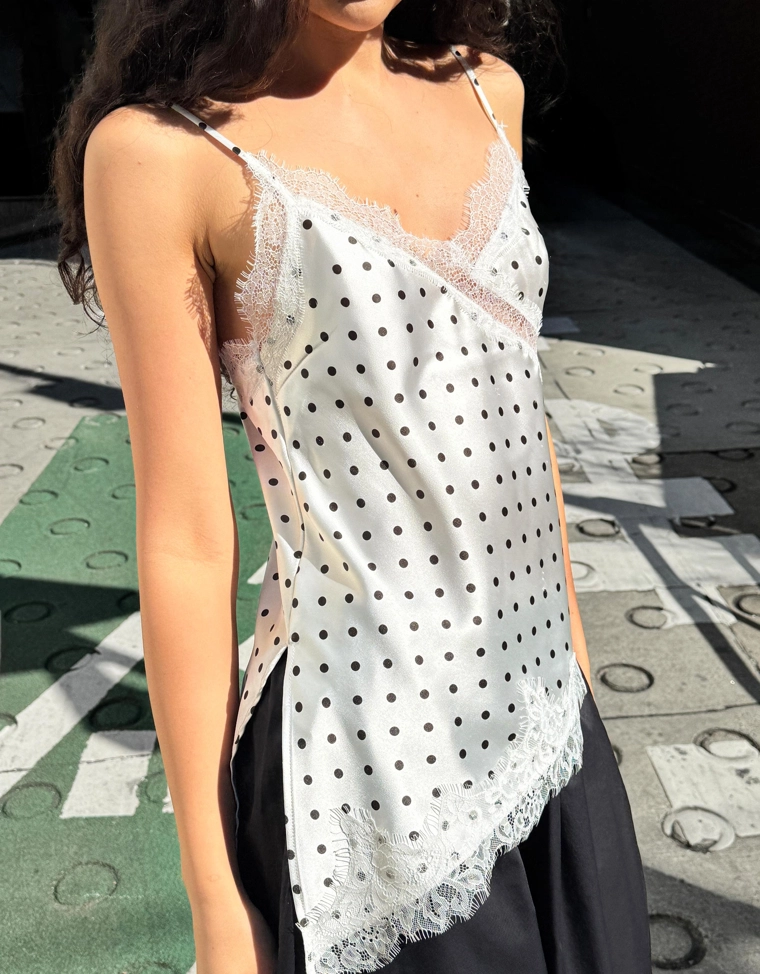 Топ из сатина на бретелях с асимметричным кружевом