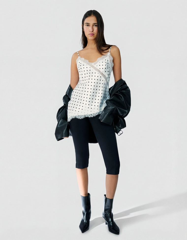 Топ из сатина на бретелях с асимметричным кружевом