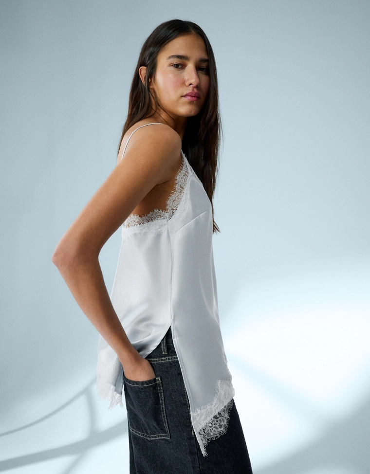 Топ из сатина на бретелях с асимметричным кружевом