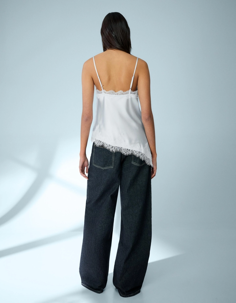 Топ из сатина на бретелях с асимметричным кружевом