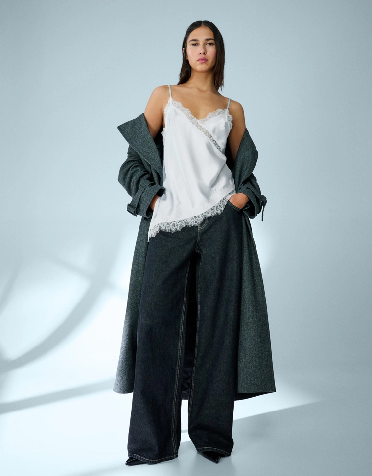 Топ из сатина на бретелях с асимметричным кружевом