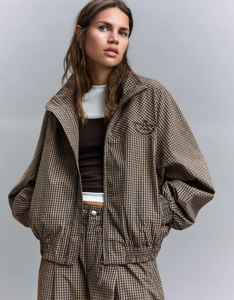 Куртка в клетку с принтом