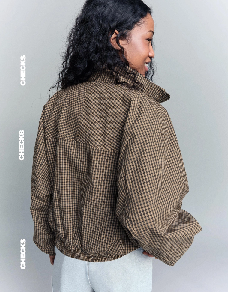 Куртка в клетку с принтом