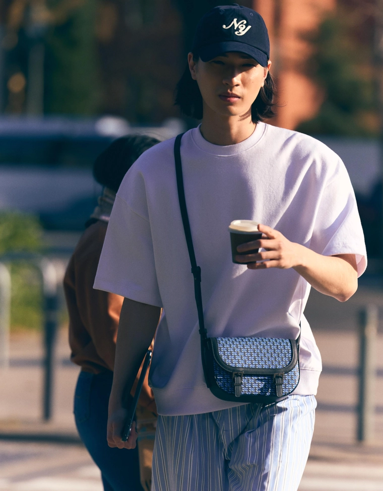 Сумка с плечевым ремнем и монограммой