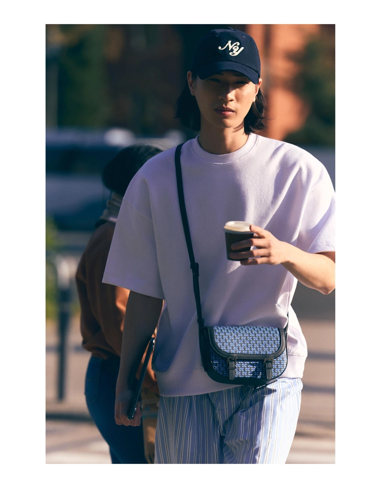 Сумка с плечевым ремнем и монограммой