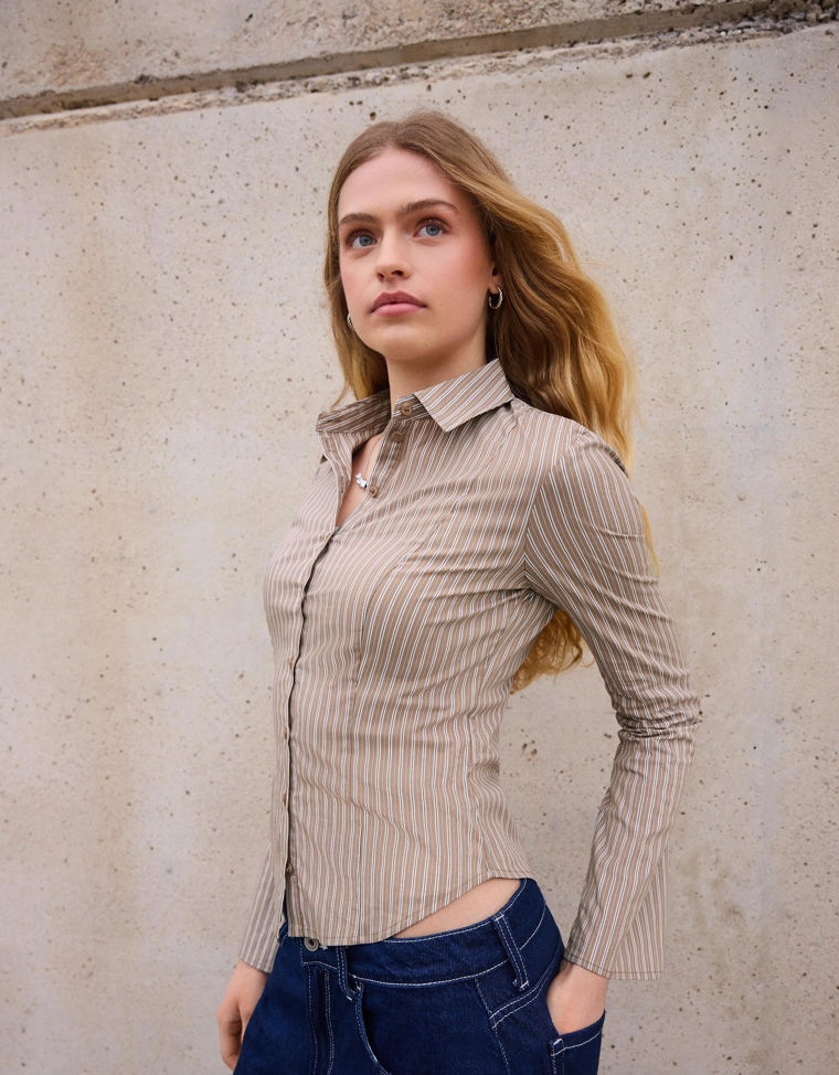 Рубашка облегающего кроя с расклешенными рукавами