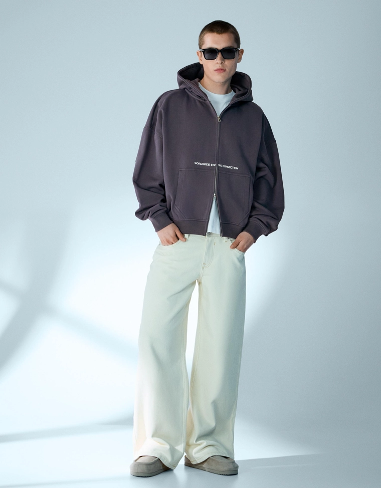 Укороченная толстовка геометрического кроя на молнии с принтом