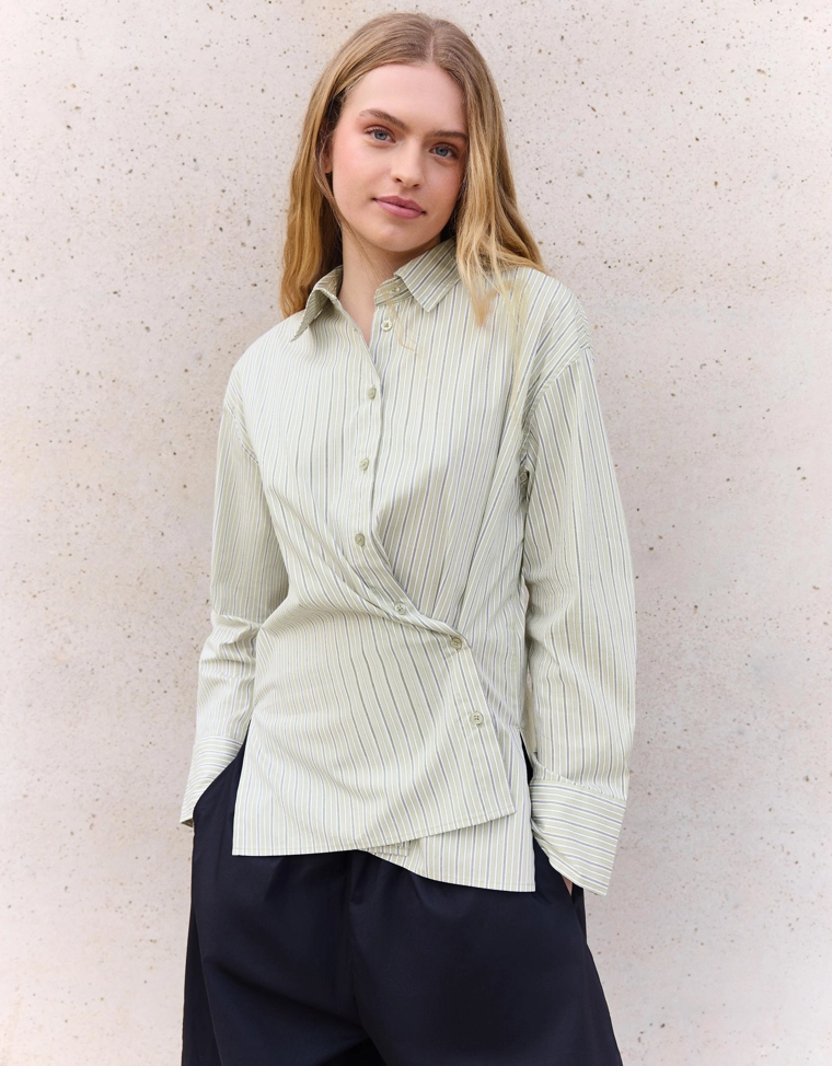 Рубашка с длинными рукавами и запахом на пуговицах