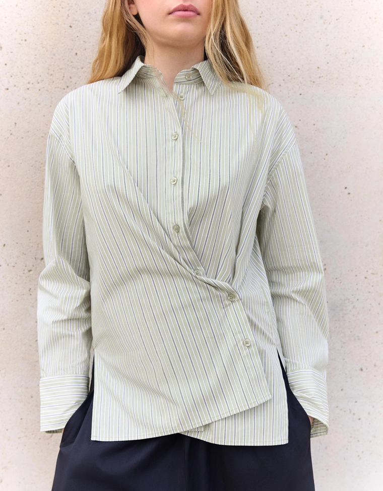 Рубашка с длинными рукавами и запахом на пуговицах