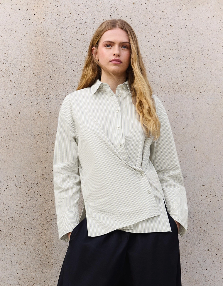 Рубашка с длинными рукавами и запахом на пуговицах