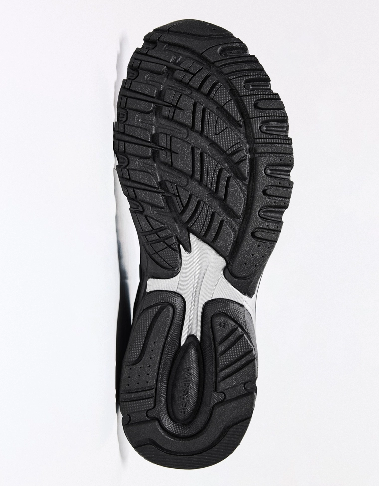 Кроссовки с контрастными вставками