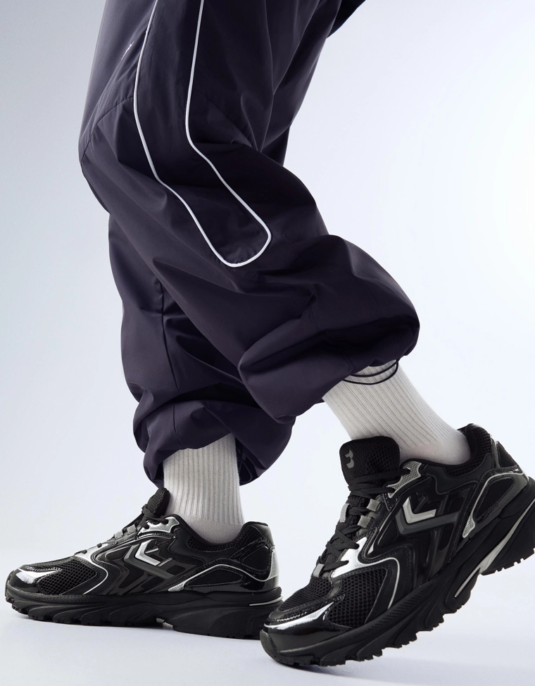 Кроссовки с контрастными вставками