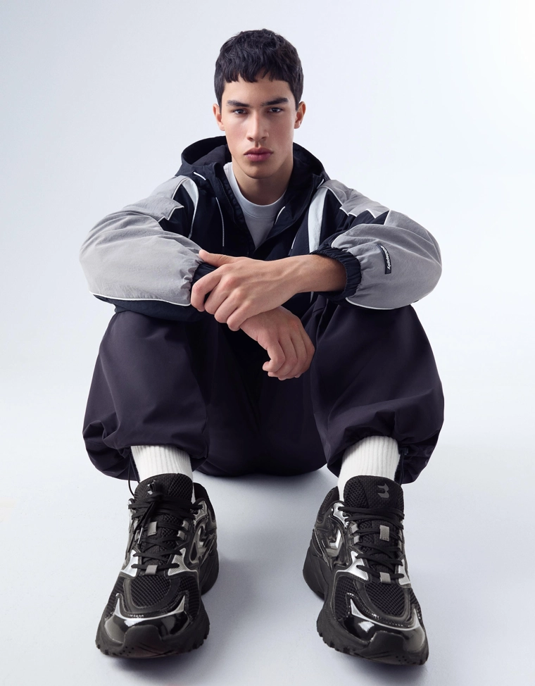 Кроссовки с контрастными вставками