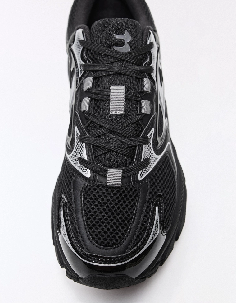 Кроссовки с контрастными вставками