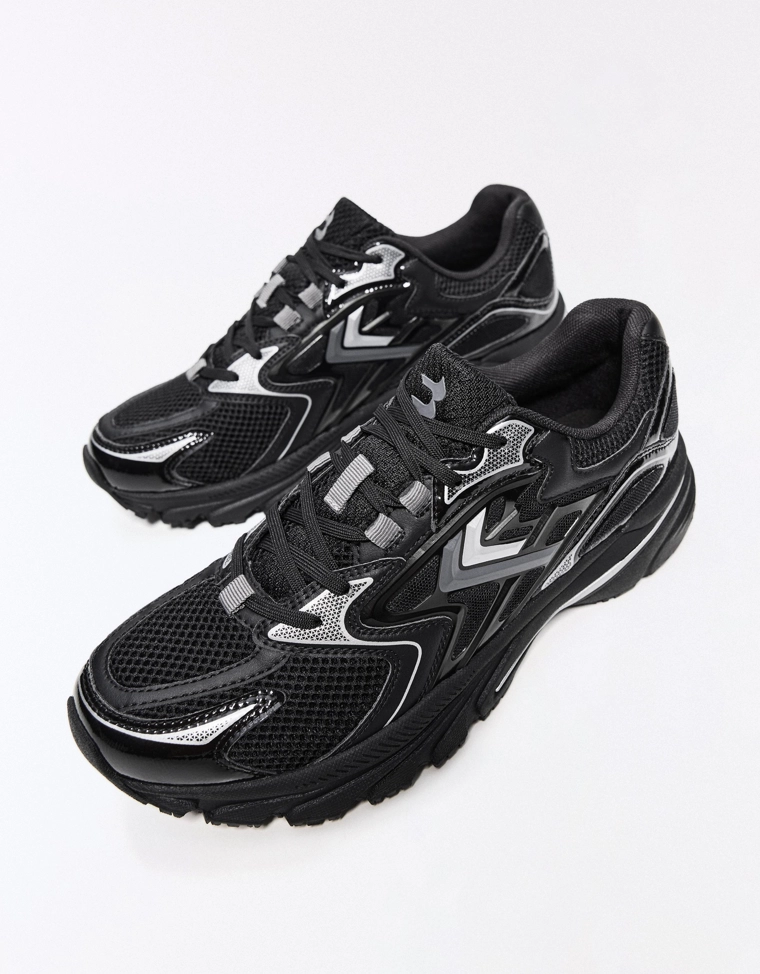 Кроссовки с контрастными вставками