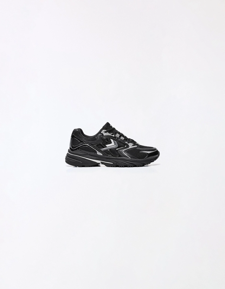 Кроссовки с контрастными вставками