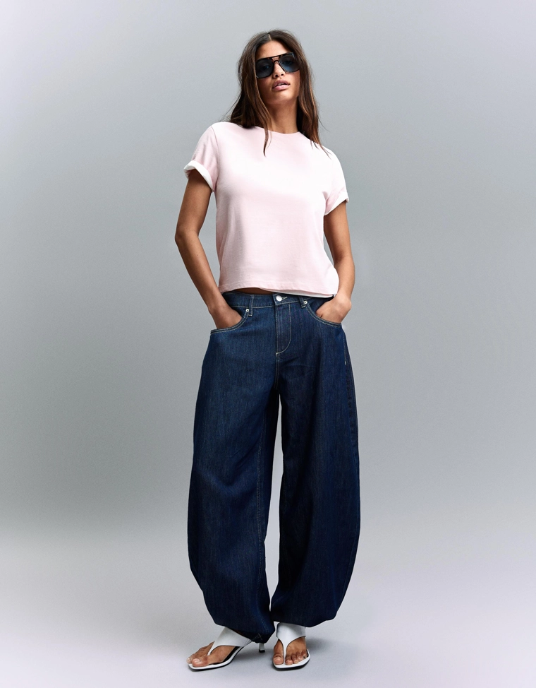 Джинсы-бананы с широкими штанинами и низкой посадкой