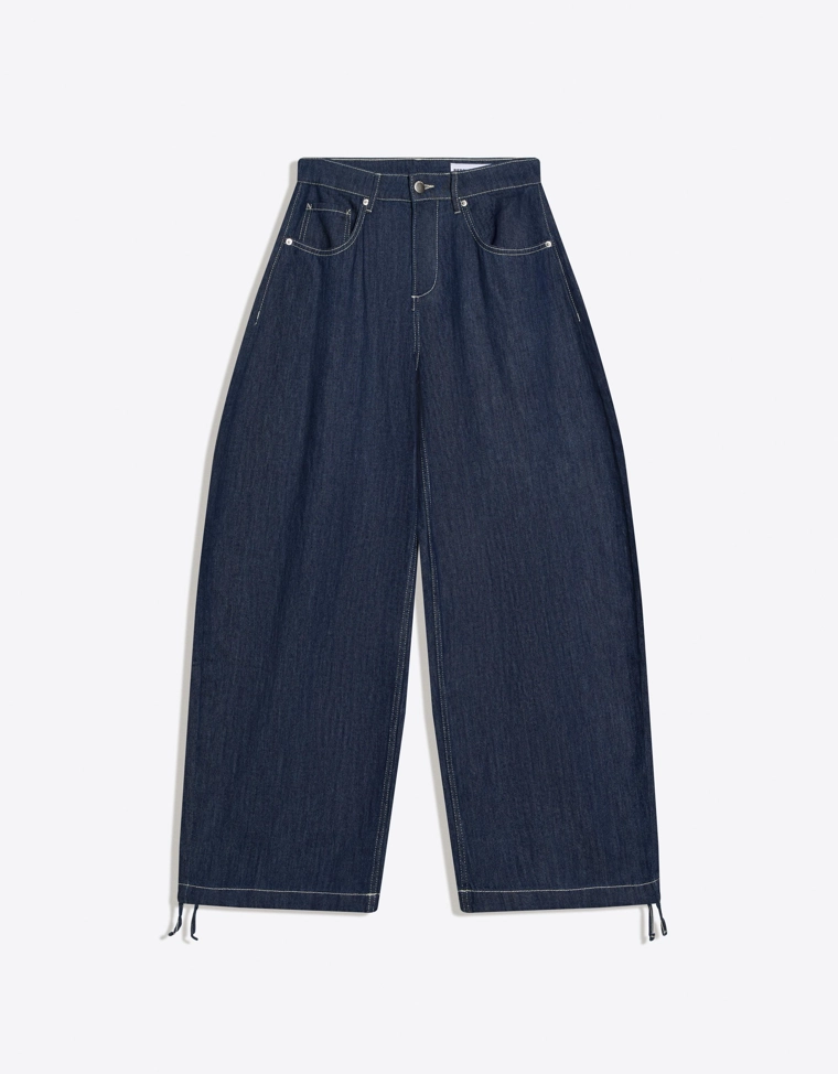 Джинсы-бананы с широкими штанинами и низкой посадкой