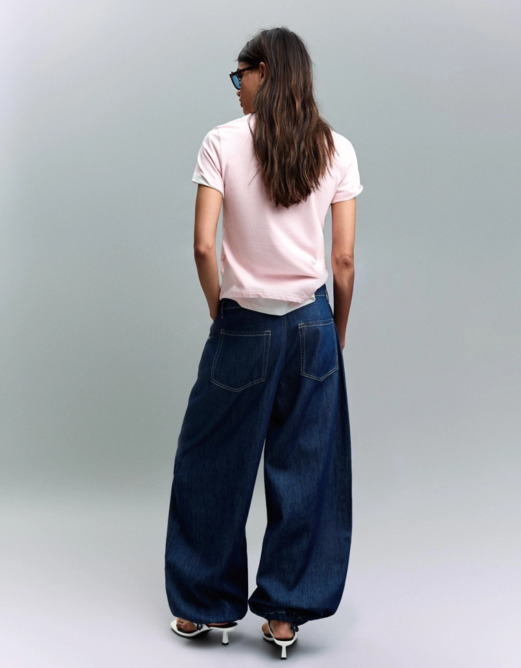 Джинсы-бананы с широкими штанинами и низкой посадкой