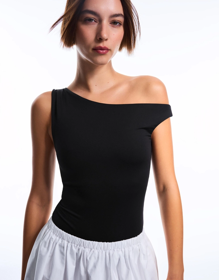 Боди асимметричного кроя с бретелью и сборками