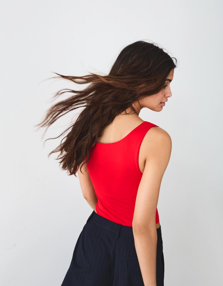 Боди асимметричного кроя с бретелью и сборками