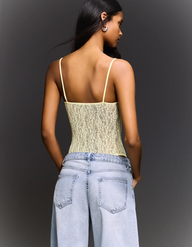 Боди на бретелях с кружевом