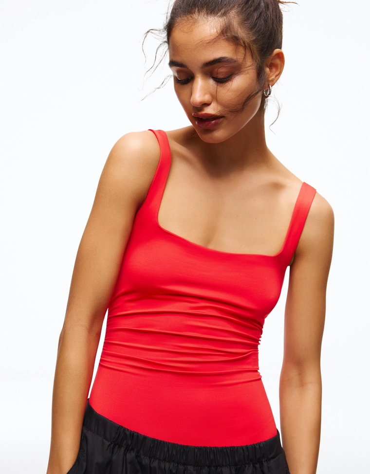 Боди на бретелях с квадратным вырезом