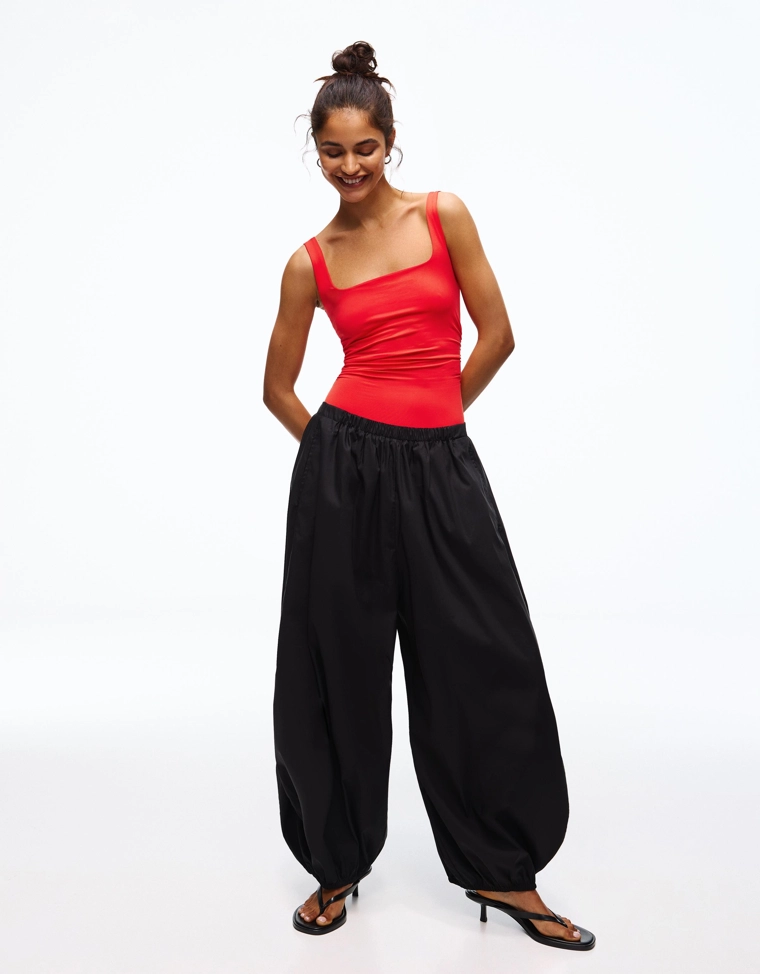 Боди на бретелях с квадратным вырезом