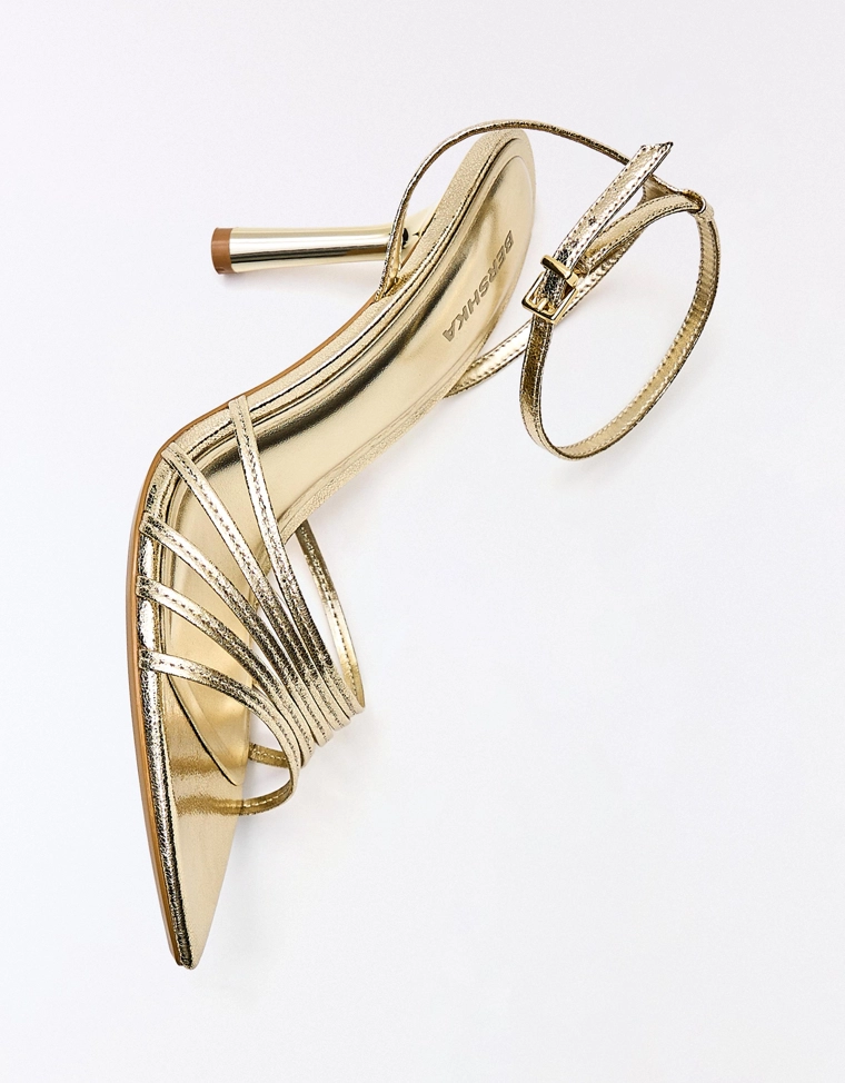 Босоножки на каблуке с множеством ремешков