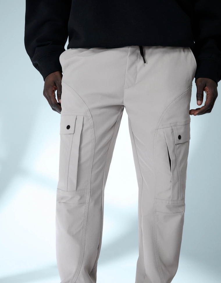 Зауженные брюки карго из высокотехнологичной ткани