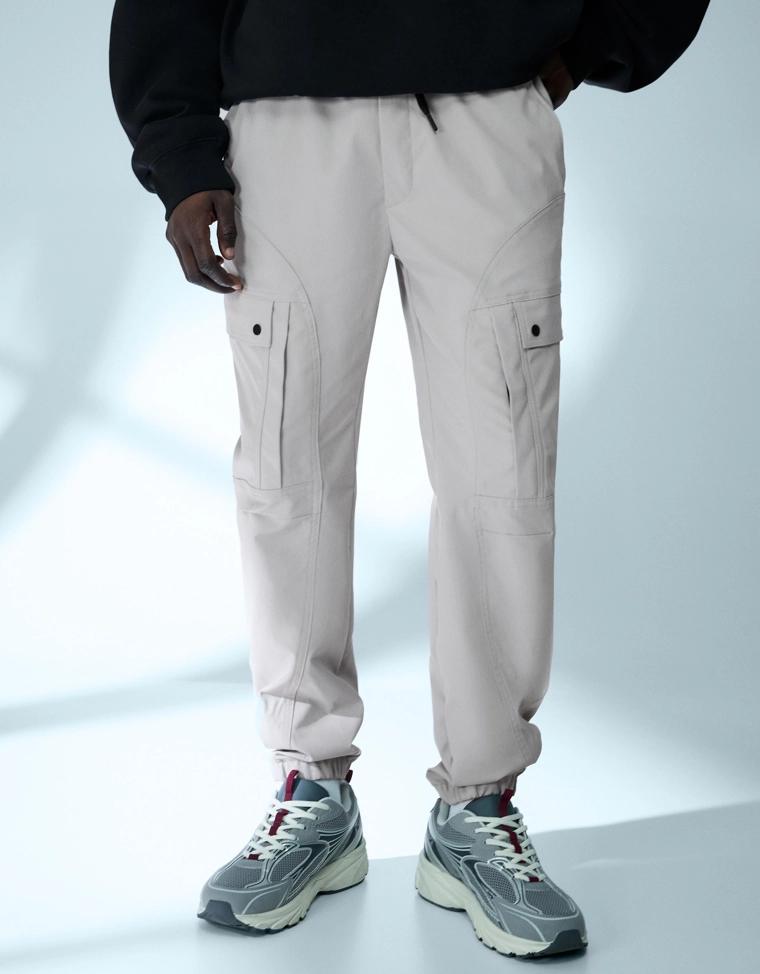 Зауженные брюки карго из высокотехнологичной ткани